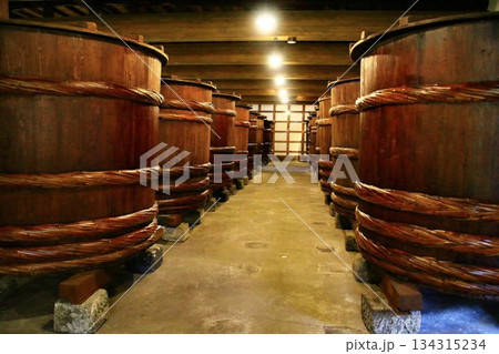 造り酒屋の仕込み樽 134315234
