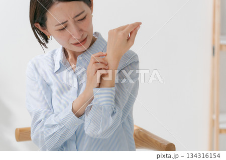 手首の不調を訴える女性 134316154