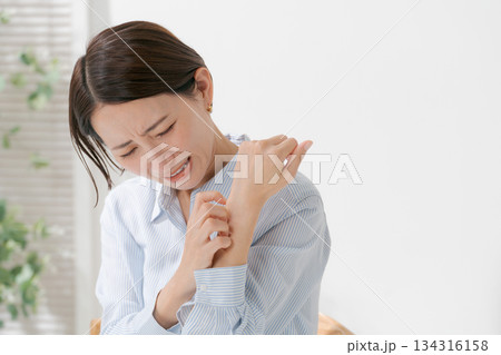 手首の不調を訴える女性 134316158