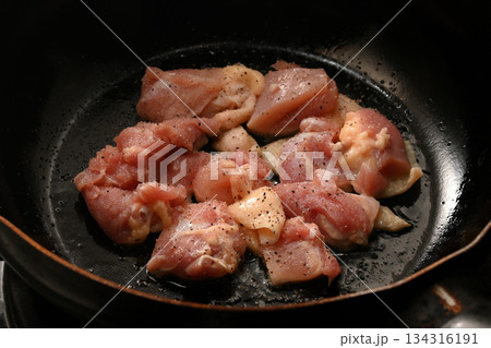 フライパンで焼くジューシーな鶏もも肉 フライパンで焼くジューシーな鶏もも肉 134316191