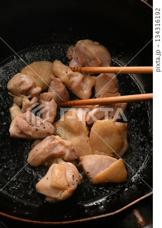 鶏もも肉を焼いている様子 鶏もも肉を焼いている様子 134316192