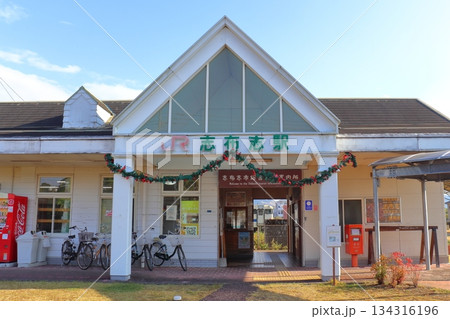 日南線の終点 志布志駅と構内で停車中のキハ40車両 134316196