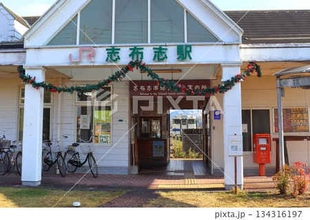 日南線の終点 志布志駅と構内で停車中のキハ40車両 134316197