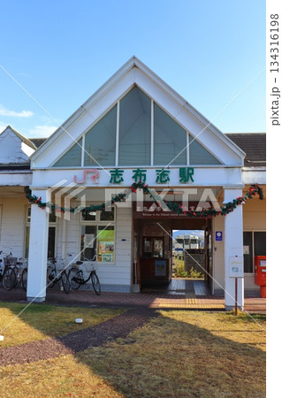 日南線の終点 志布志駅と構内で停車中のキハ40車両 134316198