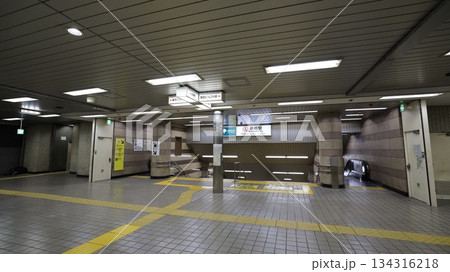 都営地下鉄浅草線の新橋駅A2番出入口、エスカレーターが設置され、JR新橋駅への乗換口 134316218