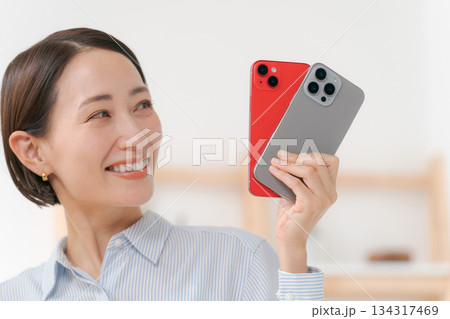 いろいろな色のスマホカバーを持つ女性 いろいろな色のスマホカバーを持つ女性 134317469