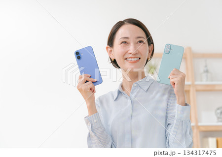 いろいろな色のスマホカバーを持つ女性 いろいろな色のスマホカバーを持つ女性 134317475