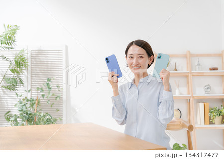 いろいろな色のスマホカバーを持つ女性 いろいろな色のスマホカバーを持つ女性 134317477