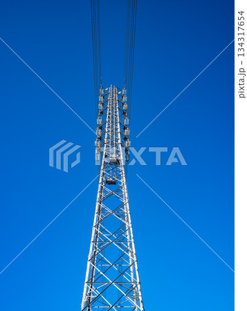 青空に見上げる送電線鉄塔 134317654