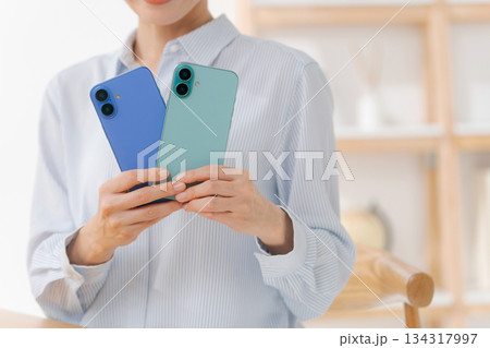 いろいろな色のスマホカバーを持つ女性 いろいろな色のスマホカバーを持つ女性 134317997