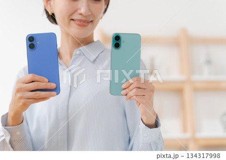 いろいろな色のスマホカバーを持つ女性 いろいろな色のスマホカバーを持つ女性 134317998
