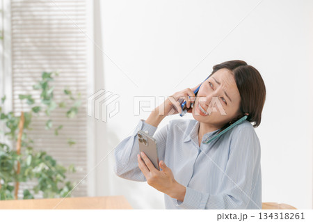 複数のスマホを持つ忙しい女性 134318261
