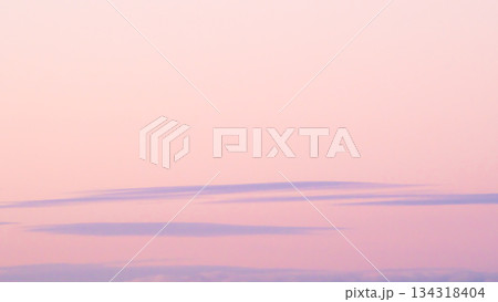 霞む夕空にたなびく雲 高コントラスト 霞む夕空にたなびく雲 高コントラスト 134318404