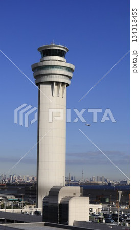 羽田空港第一ターミナルの展望デッキから見た東京スカイツリーを含む都心の風景、離陸する飛行機 羽田空港第一ターミナルの展望デッキから見た東京スカイツリーを含む都心の風景、離陸する飛行機 134318455