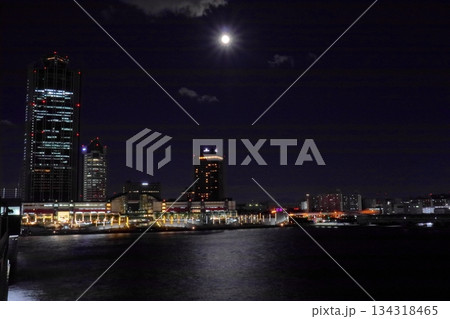 大阪南港ATCを出港するフェリー船上の景色と月光 大阪南港ATCを出港するフェリー船上の景色と月光 134318465