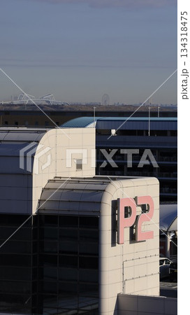 羽田空港第一ターミナルの展望デッキから見た東京ゲートブリッジ、手前は空港の駐車場ビル 134318475