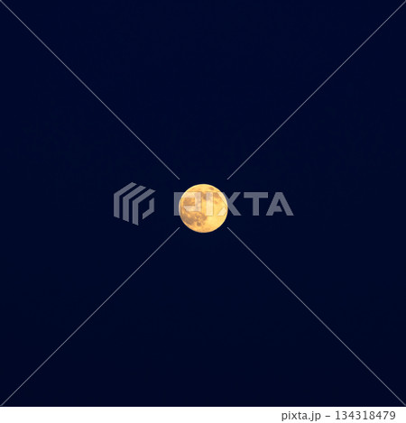 夜空に輝く満月　a-3 暖色寒色強調 134318479