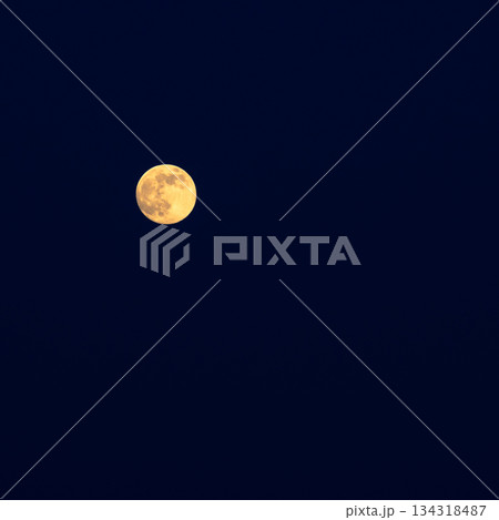 夜空に輝く満月　c-3 暖色寒色強調 134318487