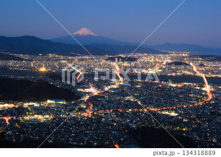 静岡市の街並みと富士山 134318889