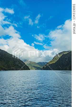 フェリーから見たノルウェーの美しいフィヨルド 134319001