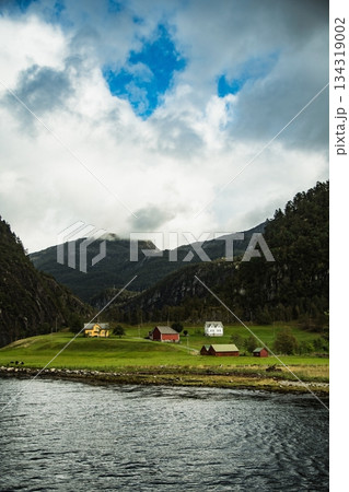 美しいノルウェーのフィヨルドと小さな家々 134319002