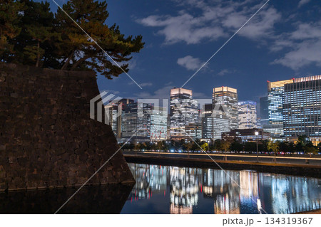 《東京都》お堀に映り込む丸の内の夜景 《東京都》お堀に映り込む丸の内の夜景 134319367