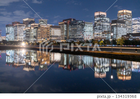 《東京都》お堀に映り込む丸の内の夜景 134319368