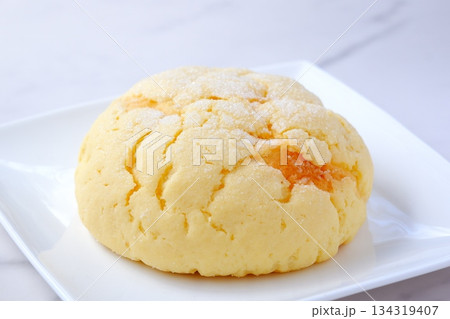 メロンパン - メロンの甘い香りが食欲をそそる、おいしそうなメロンパン メロンパン - メロンの甘い香りが食欲をそそる、おいしそうなメロンパン 134319407