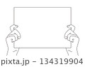 ボードと持つ手のイラスト素材 134319904