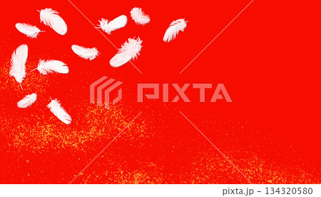 赤漆風の背景に白い羽根と金箔、和風の伝統工芸「蒔絵」のイメージ 赤漆風の背景に白い羽根と金箔、和風の伝統工芸「蒔絵」のイメージ 134320580