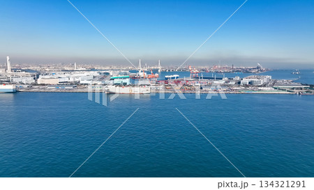 港湾都市と船舶のドローン空撮 134321291