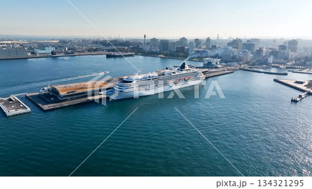 港湾都市と豪華客船のドローン空撮 134321295