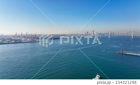 港湾都市と船舶のドローン空撮 港湾都市と船舶のドローン空撮 134321298