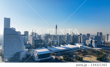 港湾都市と青空のドローン空撮 134321301