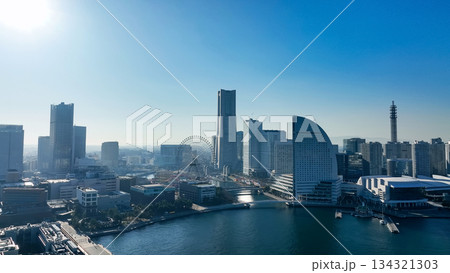 現代都市と青空のドローン空撮 134321303