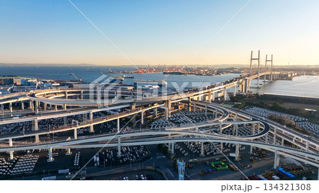 高速道路ジャンクションのドローン空撮 134321308