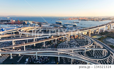 高速道路ジャンクションのドローン空撮 高速道路ジャンクションのドローン空撮 134321314