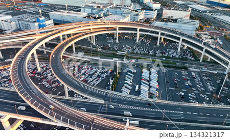 高速道路ジャンクションのドローン空撮 134321317