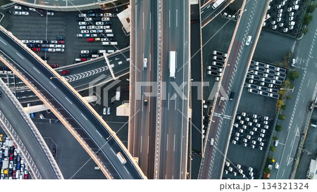 高速道路ジャンクションのドローン空撮 134321324