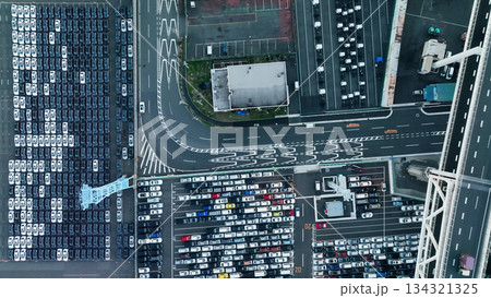 モータープールの真俯瞰ドローン空撮 134321325