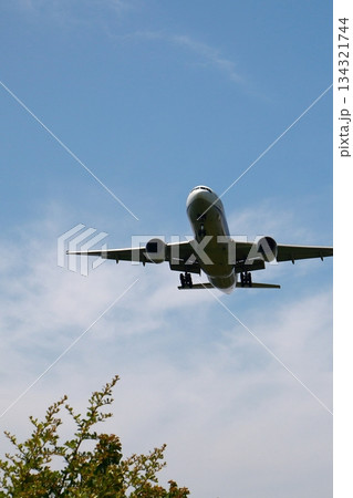 着陸する航空機 134321744