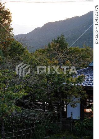 京都大原の夕暮れの風景 134321776