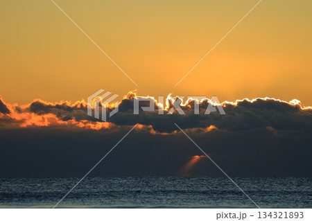 朝焼けに染まる海 朝焼けに染まる海 134321893