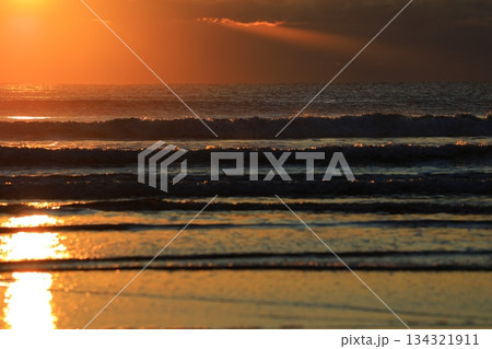 朝焼けに染まる海 朝焼けに染まる海 134321911