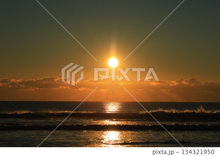 朝焼けに染まる海 134321950