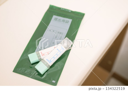 トイレに置かれた検便キット トイレに置かれた検便キット 134322519