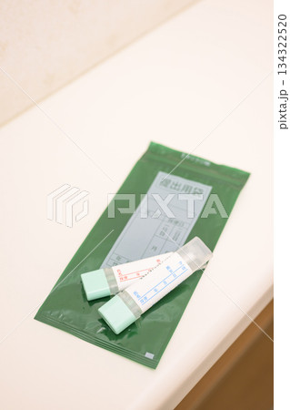 トイレに置かれた検便キット トイレに置かれた検便キット 134322520