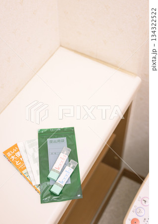 トイレに置かれた検便キット 134322522