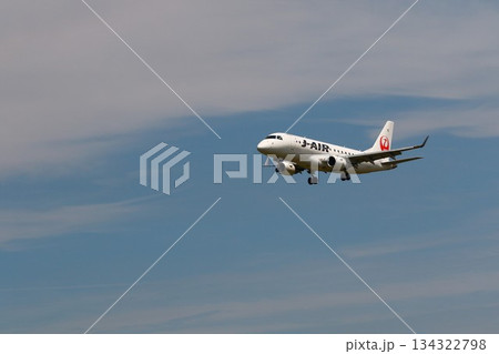 着陸する航空機 着陸する航空機 134322798
