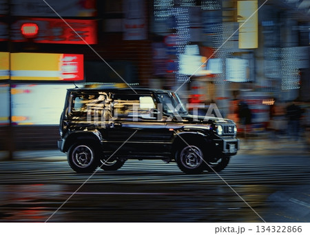 夜の交差点を通過するSUV車 134322866